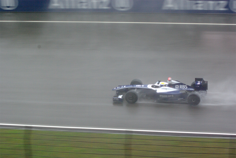 Illustration for article titled 2009 Chinese Grand Prix Gets Wet, Real Wet